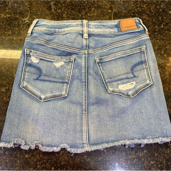 American Eagle Next Level Stretch Miniskirt Distressed Medium Wash Size 4 EUC - Picture 2 of 8